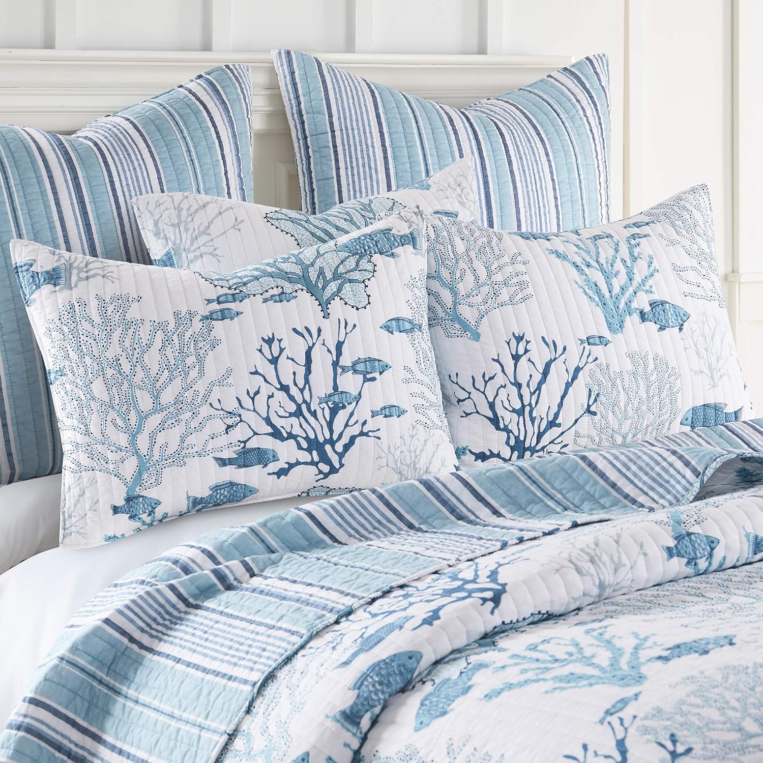 Levtex Home – Juego de edredón Lacey Sea – Edredón KingCal King + dos fundas de almohada King – Coral costero – Azul y blanco – Tamaño del edredón