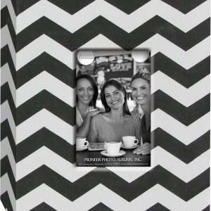 Pioneer Photo Albums CHEV-100 Álbum de fotos con marco de tela Chevron con 100 bolsillos, 4 x 6, color negro y blanco Pioneer Photo Albums CHEV-100 Álbum de fotos con marco de tela Chevron con 100 bolsillos, 4 x 6, color negro y blanco