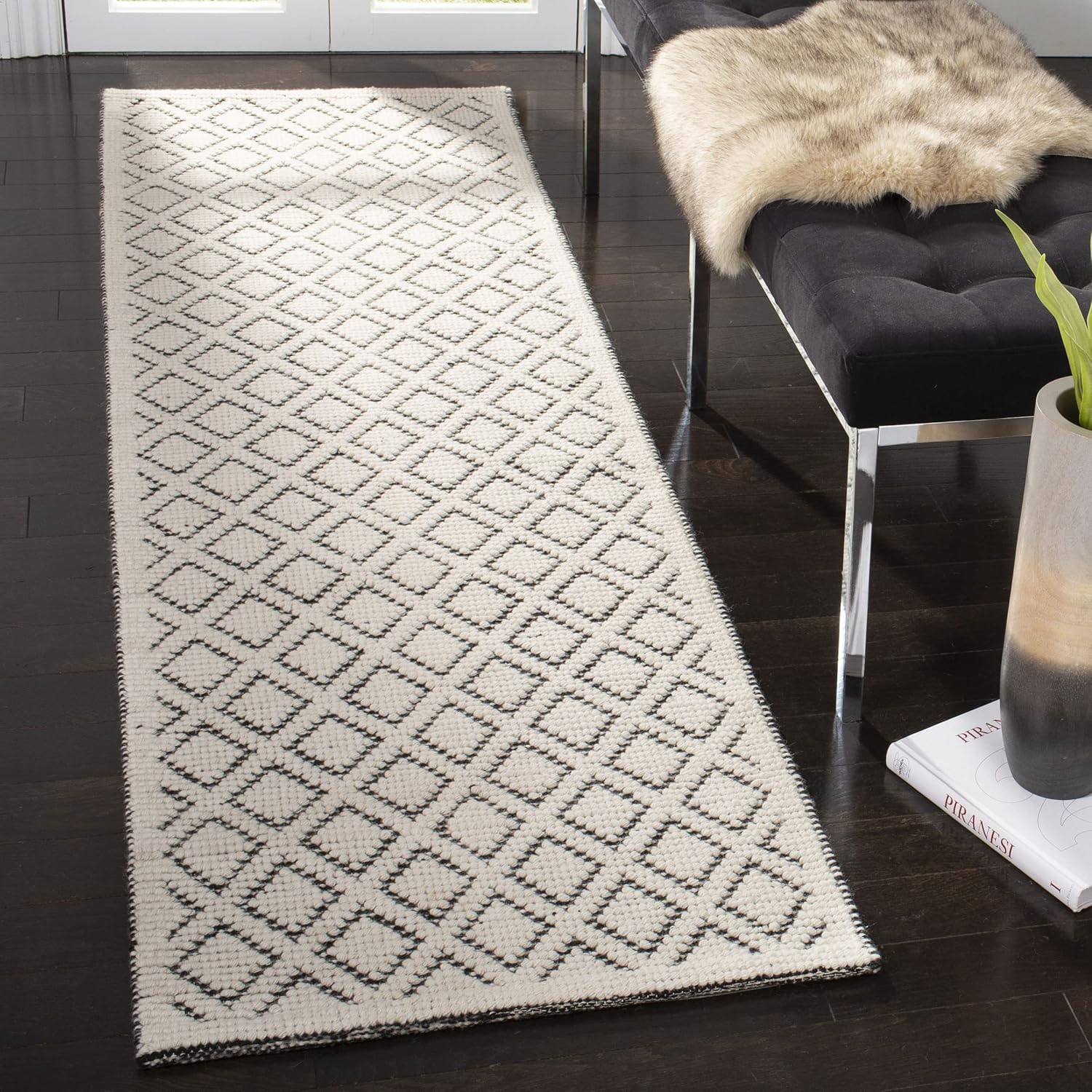 SAFAVIEH Vermont Collection – Alfombra de pasillo, 2 pies 3 pulgadas x 10 pies, marfil y negro, lana hecha a mano, ideal para zonas de alto tráfico