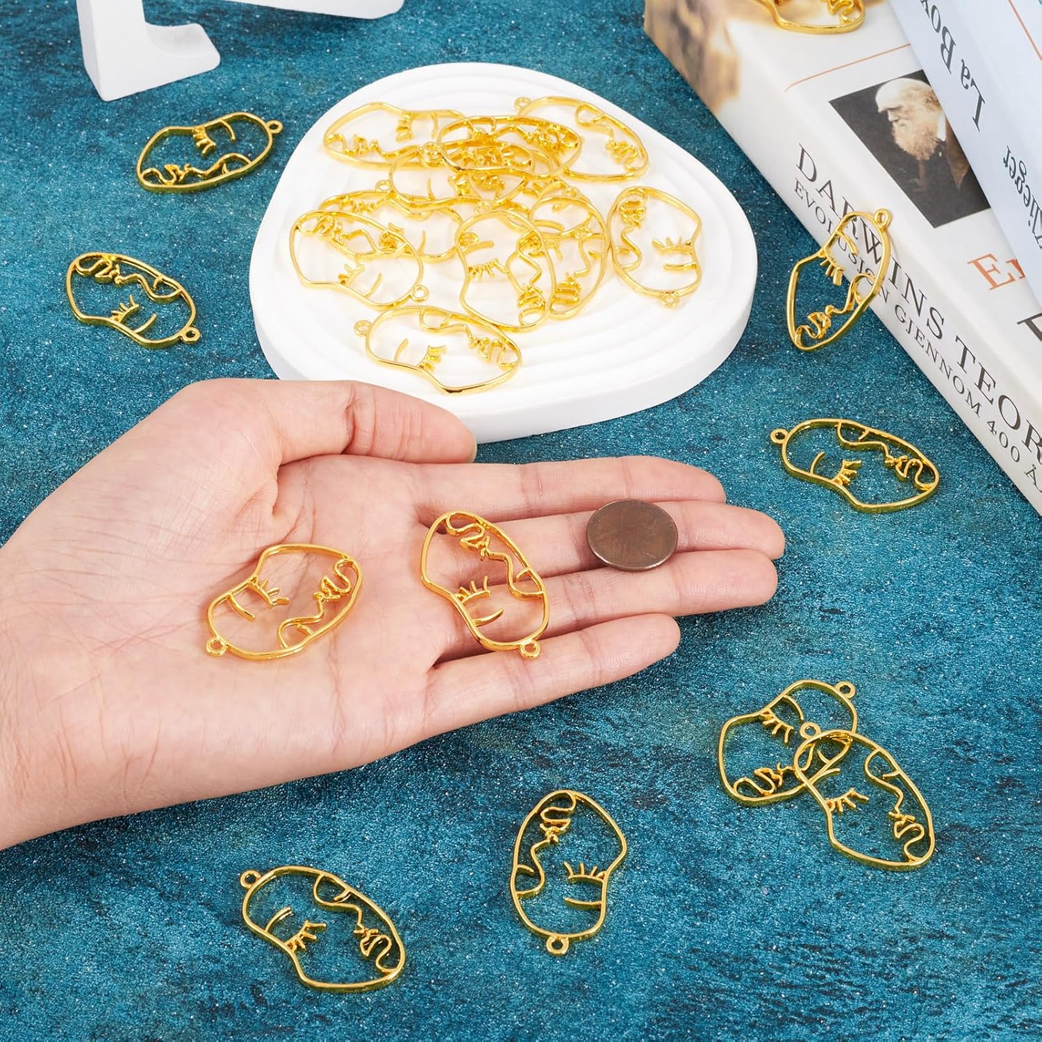 Craftdady Colgantes de bisel abierto de cara abstracta, colgantes de bisel humano con espalda abierta, color dorado, marco hueco, perfil, cabeza
