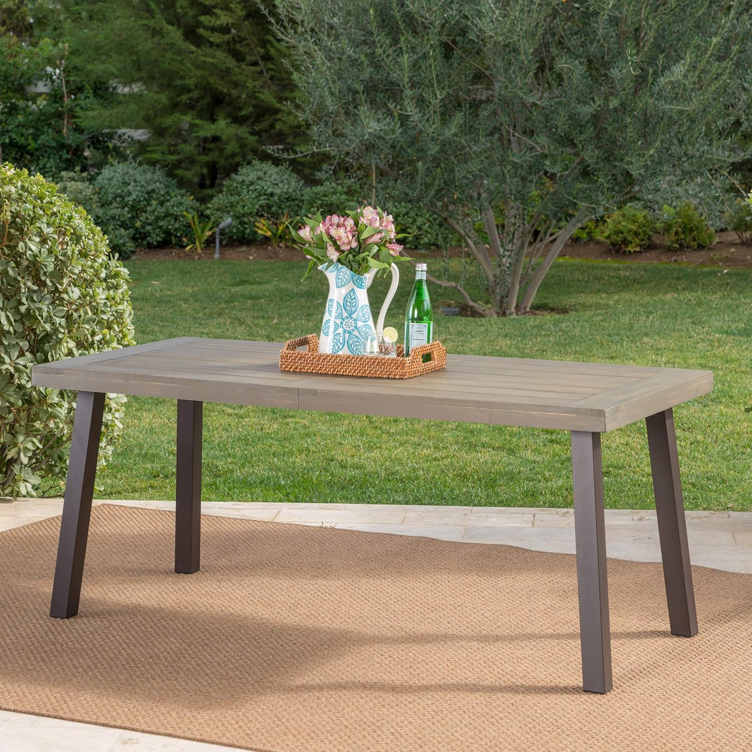 Christopher Knight Home Della – Mesa de comedor de madera de acacia para exteriores con patas de metal, acabado gris  metal rústico