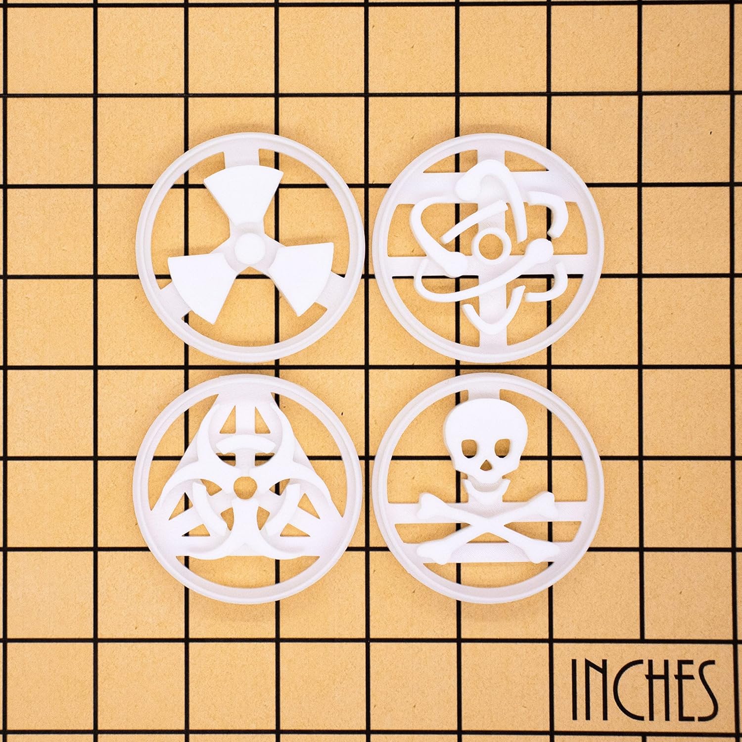 Juego de 4 cortadores de galletas con símbolos científicos (diseños átomo, riesgo biológico, radiación y símbolo tóxico), 4 piezas – Bakerlogy