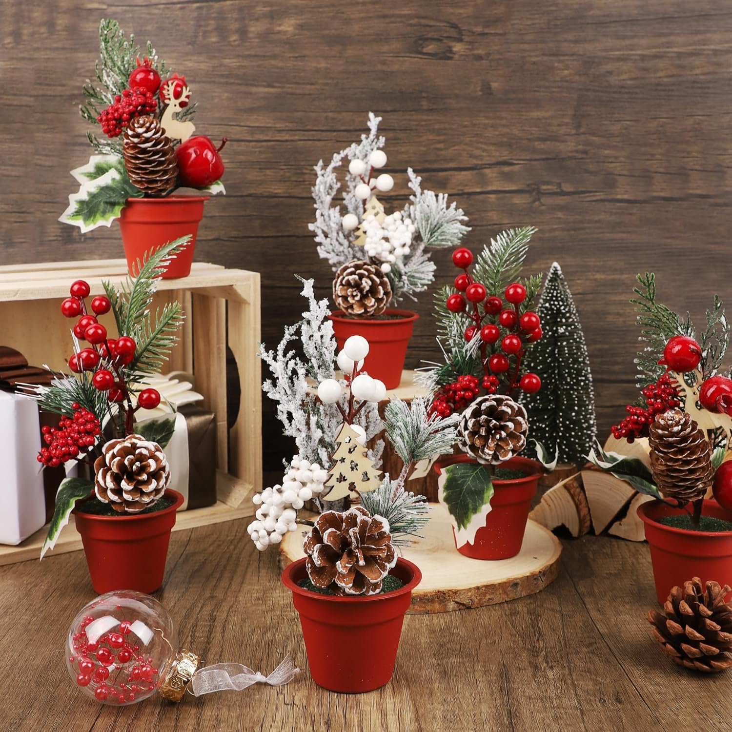 winemana Mini decoración de mesa de árbol de Navidad, 6 piezas de árbol artificial pequeño con piñas y bayas rojas, centro de mesa de vacaciones