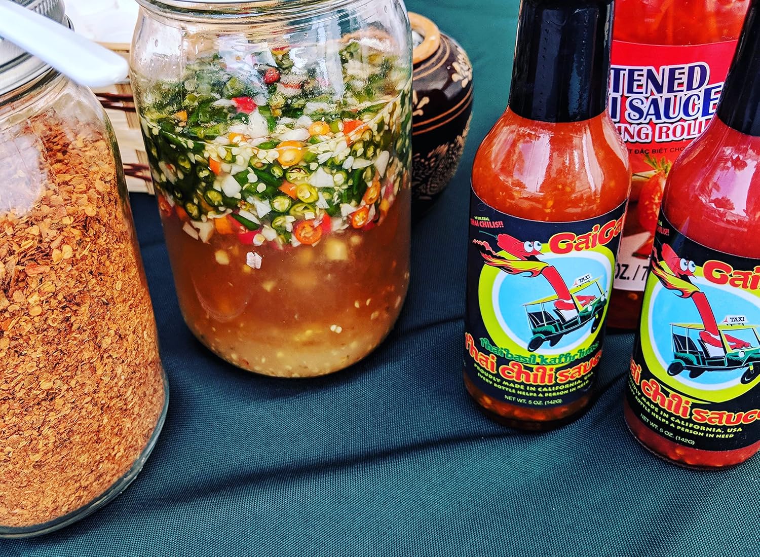 GaiGan – Salsa picante de chile tailandés  Salsa de ajo y chile tailandés en lotes pequeños  Cero calorías  Todo natural, sin conservantes  Vegano