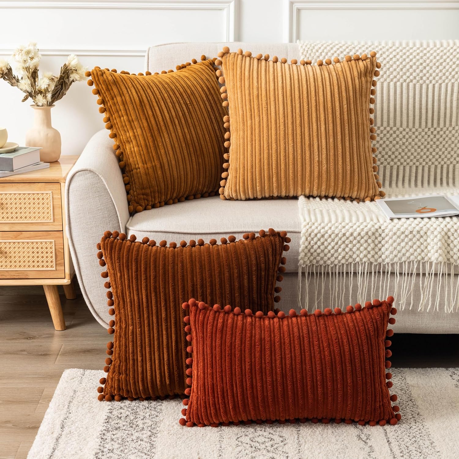 UGASA – Juego de 2 fundas de almohada decorativas de rayas bohemias con pompones, de franela suave, rectangular, para sofá, dormitorio, decoración
