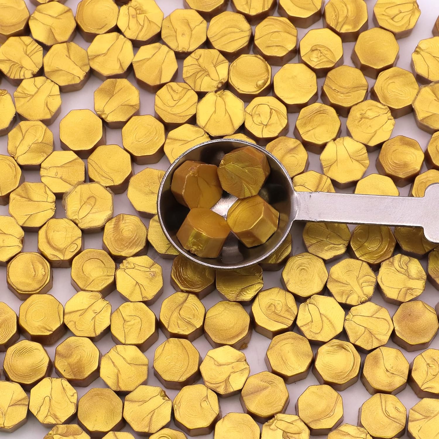 SWANGSA Kit de 360 cuentas de cera de sellado dorado con 2 velas de té y 1 cuchara de fusión de cera para sello de cera (dorado)
