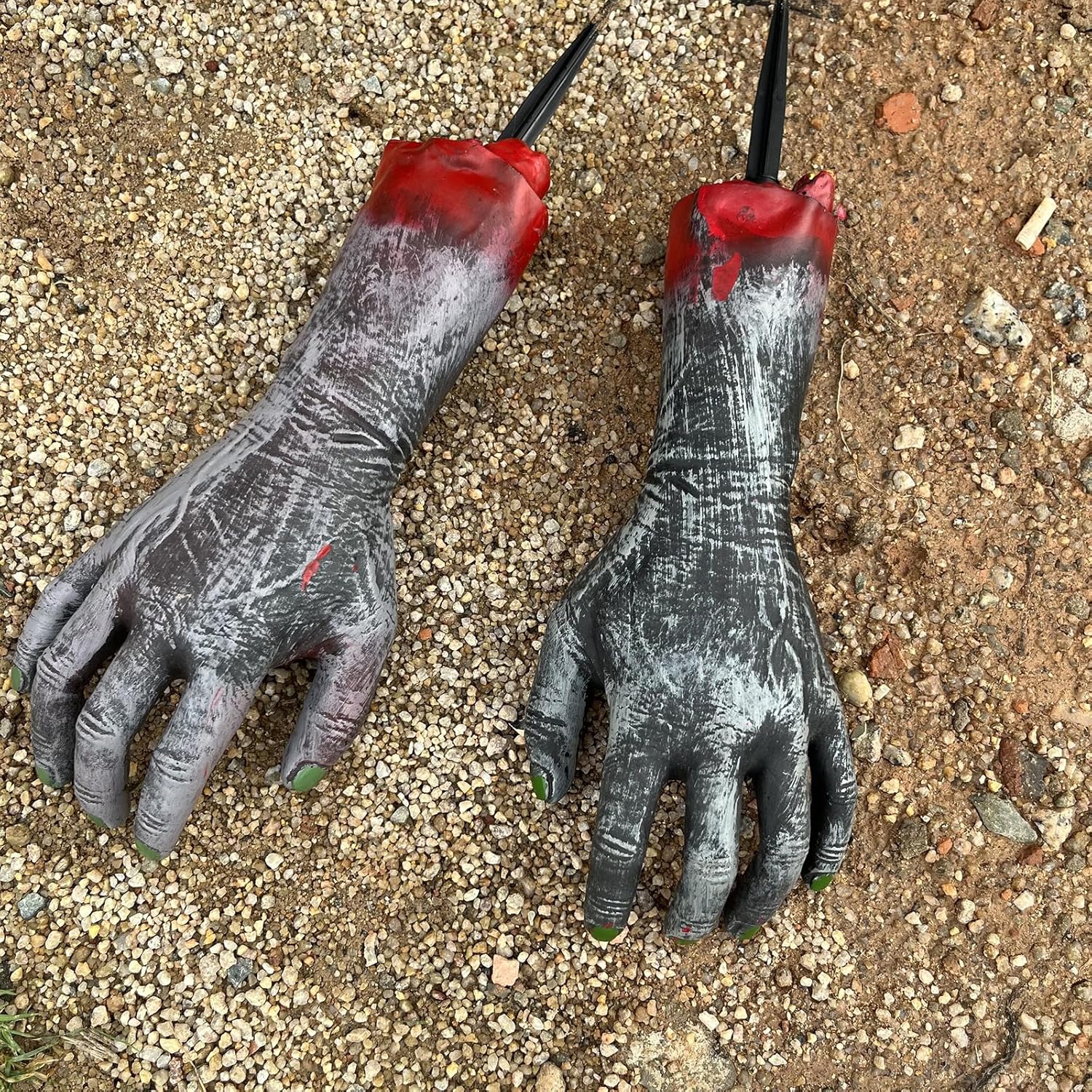 Estacas de brazo zombi de Halloween, estacas de brazo de manchas de sangre, juego de manos falsas de aspecto realista para estacas de césped,