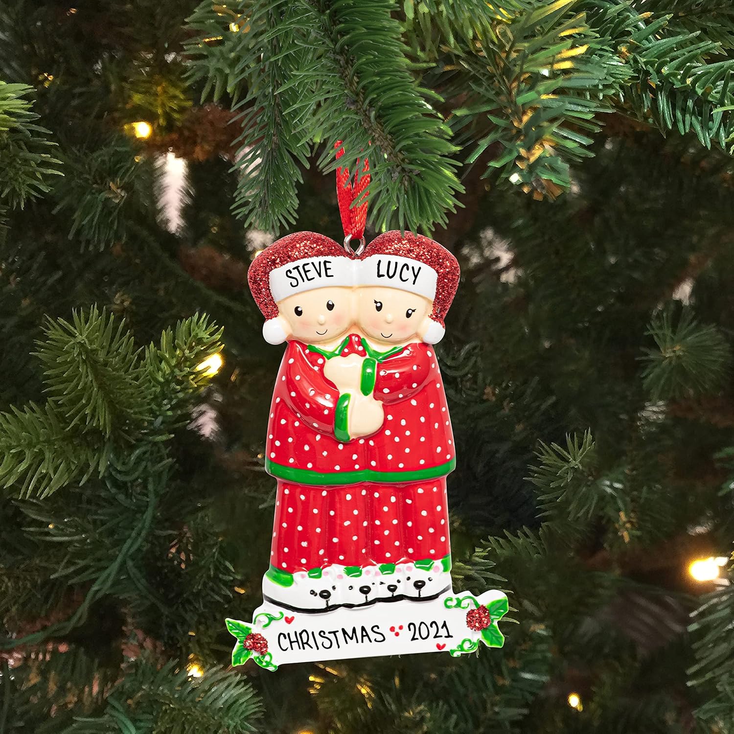 Adorno personalizado de nuestra primera Navidad juntos 2023  Pareja de pijamas rojos, familia de 2 pijamas para decoración del árbol de Navidad