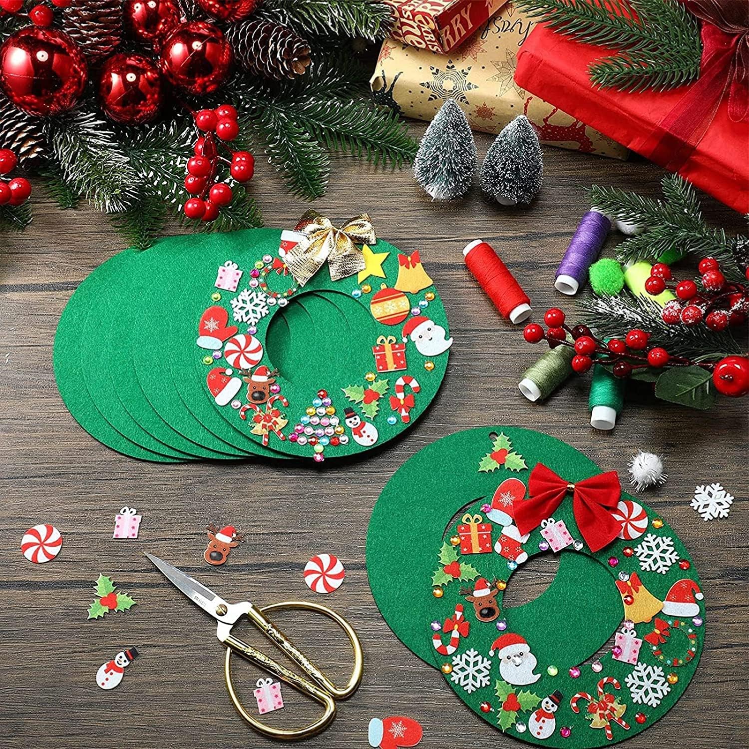 Tatuo Kit de 12 piezas de fieltro para corona de árbol de Navidad, adornos de Navidad con 221 calcomanías autoadhesivas de fieltro de Navidad, 12
