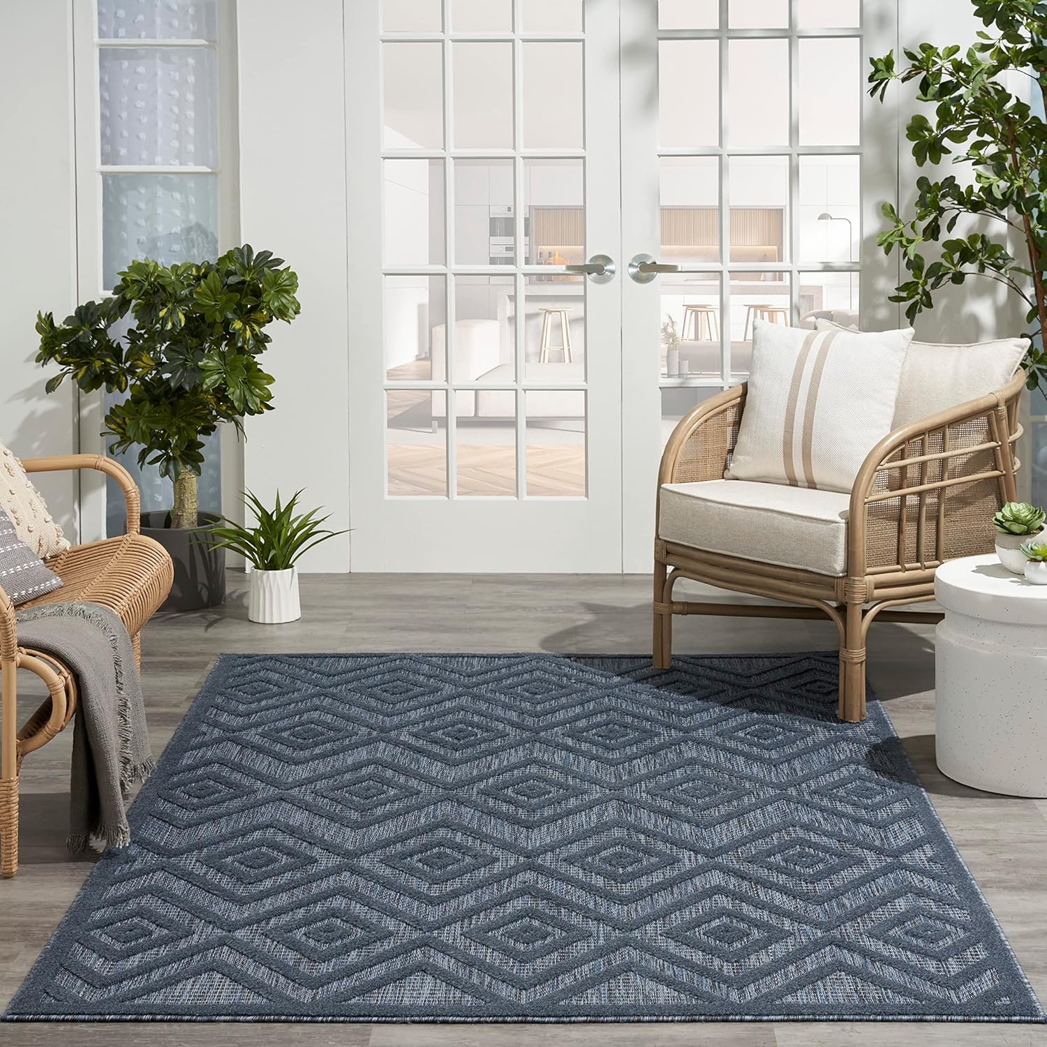 Nourison Alfombra versátil para interiores y exteriores, color azul marino, de 5 x 7 pies, fácil de limpiar, no se desprende, para dormitorio, sala