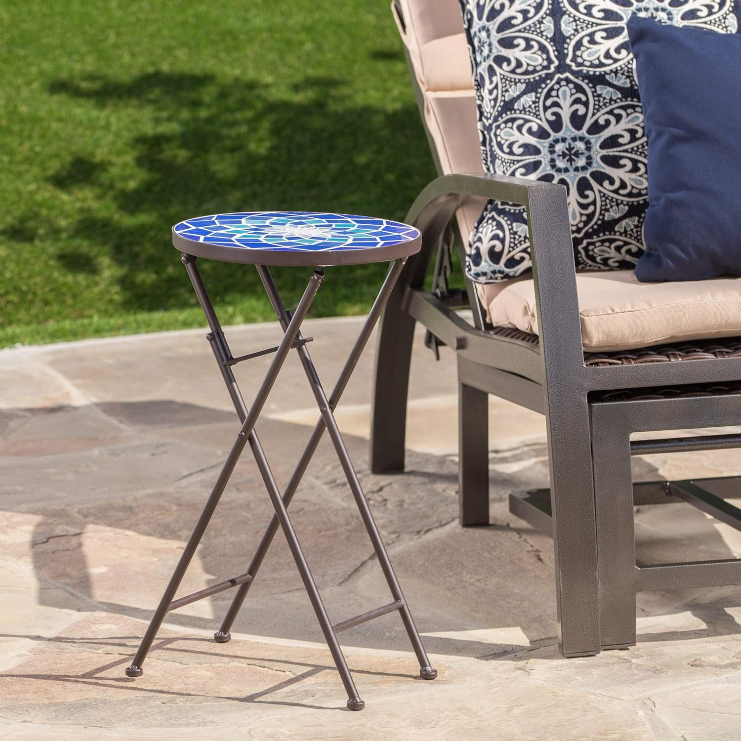 Christopher Knight Home Azure – Mesa auxiliar de cristal para exteriores con marco de hierro, color azul y blanco
