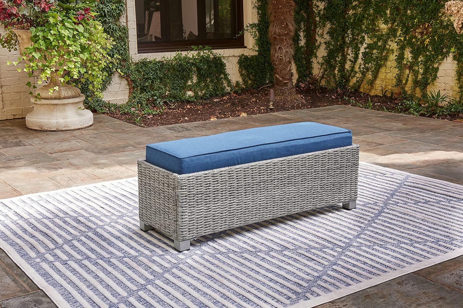 Signature Design by Ashley Naples Beach – Banco casual para exteriores con cojín, gris claro y azul