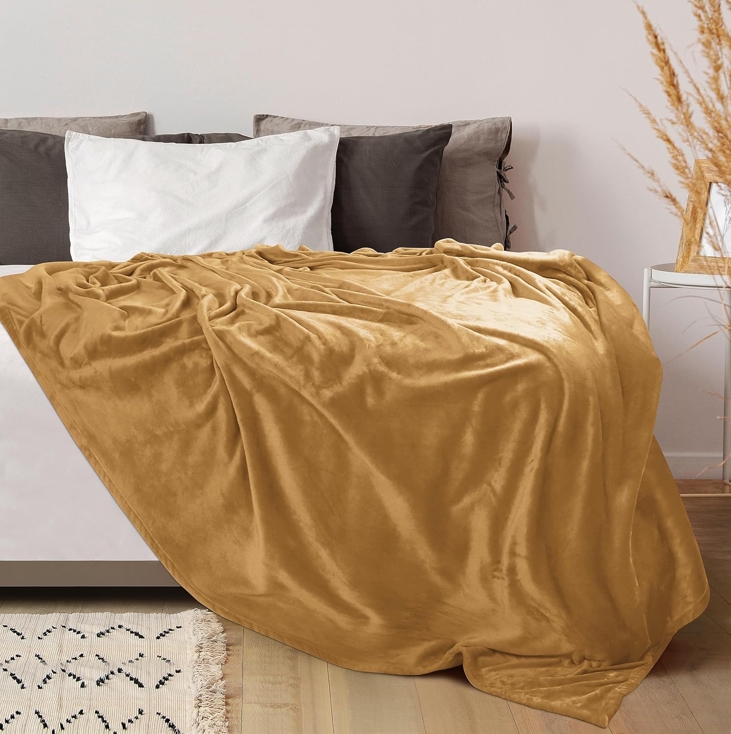 Utopia Bedding Manta de forro polar, tamaño individual, color dorado, de 10.58 ozm, de lujo, mullida, suave, antiestática de microfibra (90 x 66