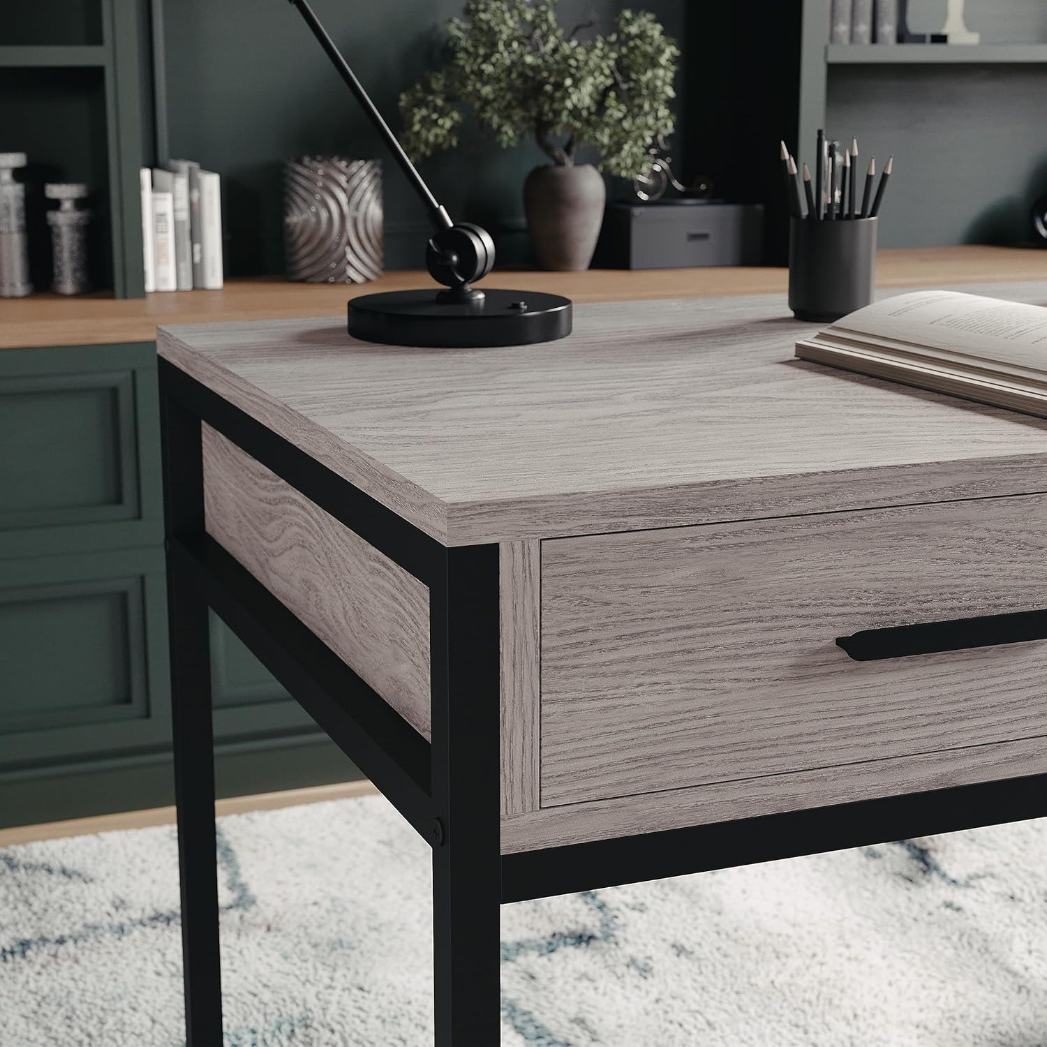 Martha Stewart Ollie Escritorio de oficina en casa con 3 cajones en grano de madera gris con herrajes de bronce aceitado