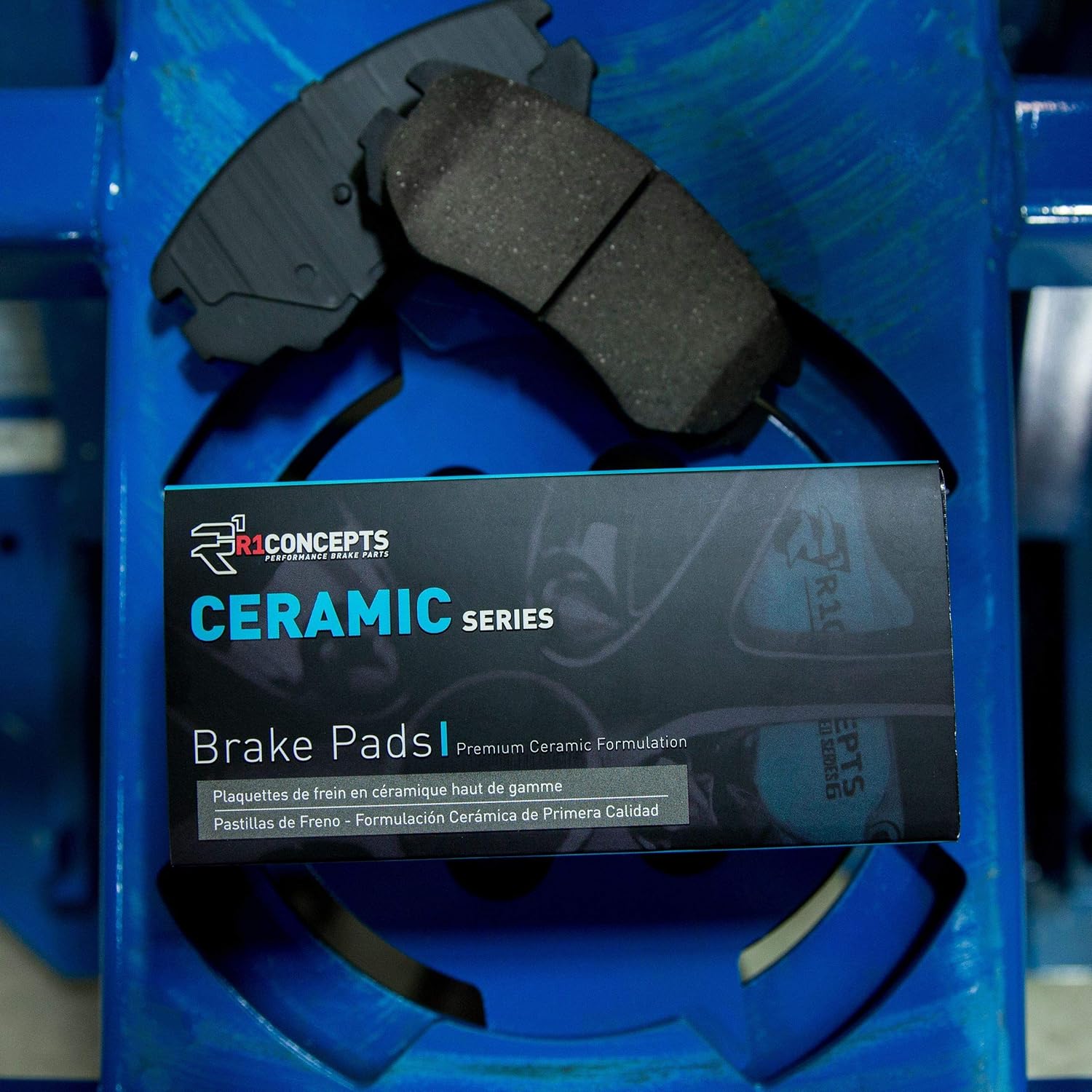 R1 Concepts Pastillas de freno delanteras de la serie cerámica con espinillas de goma de acero  Compatible con Scion IA 2016, Mazda 2016-2019,