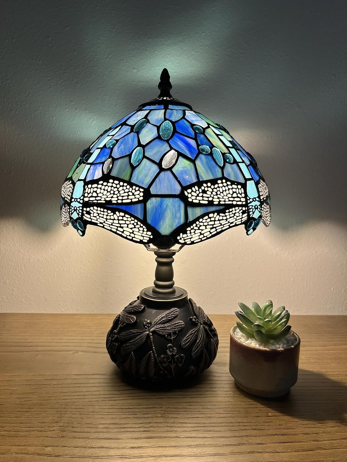 Tiffany Lámpara de mesa con diseño de libélula azul, bombilla LED con vitral, incluye base de libélula para sala de estar, dormitorio, mesita de
