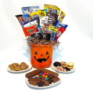 Cesta de regalo de calabaza de Halloween con chocolates, dulces y aperitivos de primera calidad. Regalo para niños, familias y clientes Cesta de regalo de calabaza de Halloween con chocolates, dulces y aperitivos de primera calidad. Regalo para niños, familias y clientes