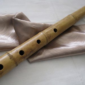 1.8 Zen Shakuhachi. Instrumento pentatónico. w. Boquilla de bambú natural y extremo de raíz. 1.8 Zen Shakuhachi. Instrumento pentatónico. w. Boquilla de bambú natural y extremo de raíz.