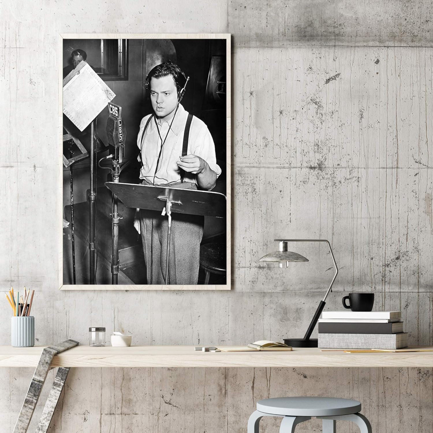Orson Welles (1915-1985) Director Namerican Productor Guionista y actor mostrado transmitiendo su famosa adaptación de la novela de HG Wells La