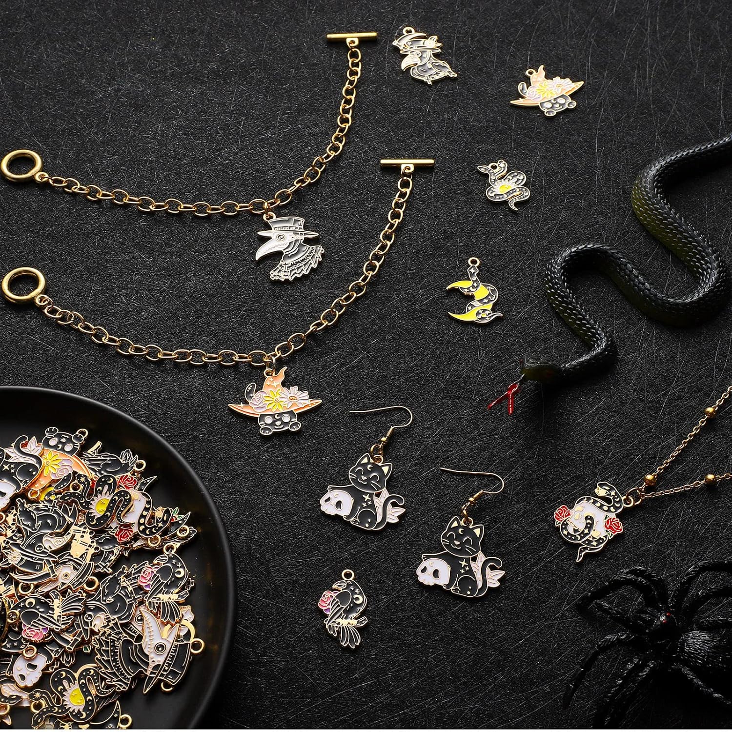 Sasylvia 48 dijes de Halloween para fabricación de joyas, dijes góticos negros, incluyen 12 estilos de cuervo, calavera, serpiente, gato, luna para