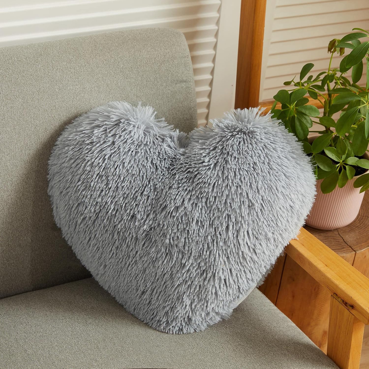 LIFEREVO Almohada de corazón de piel sintética, almohada de felpa con forma de corazón, día de San Valentín, 15 x 17 pulgadas, bonita almohada