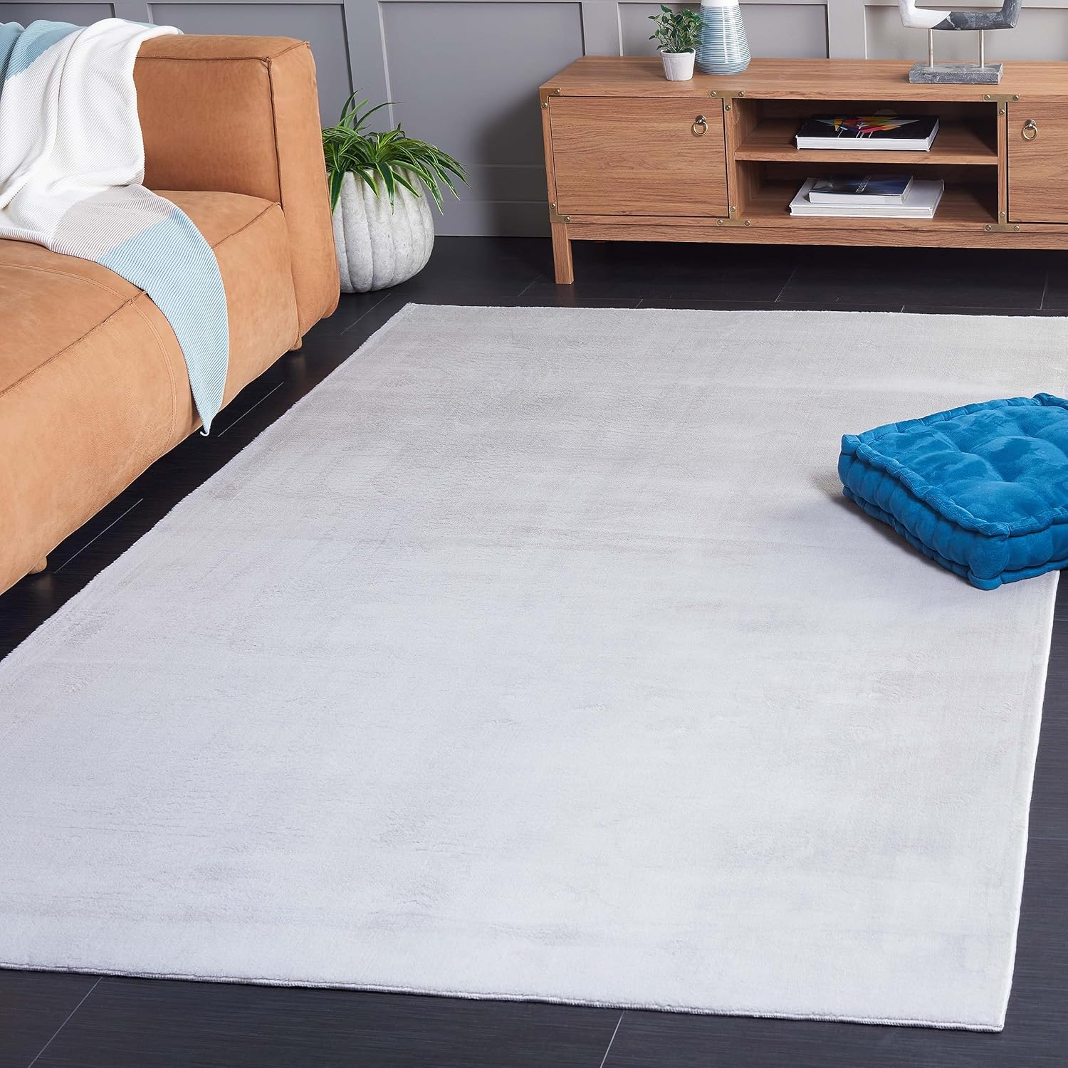 Safavieh Alfombra de área de colección de piel de conejo sintética, 6 x 9 pies, color plateado, lavable a máquina, antideslizante, diseño sólido,