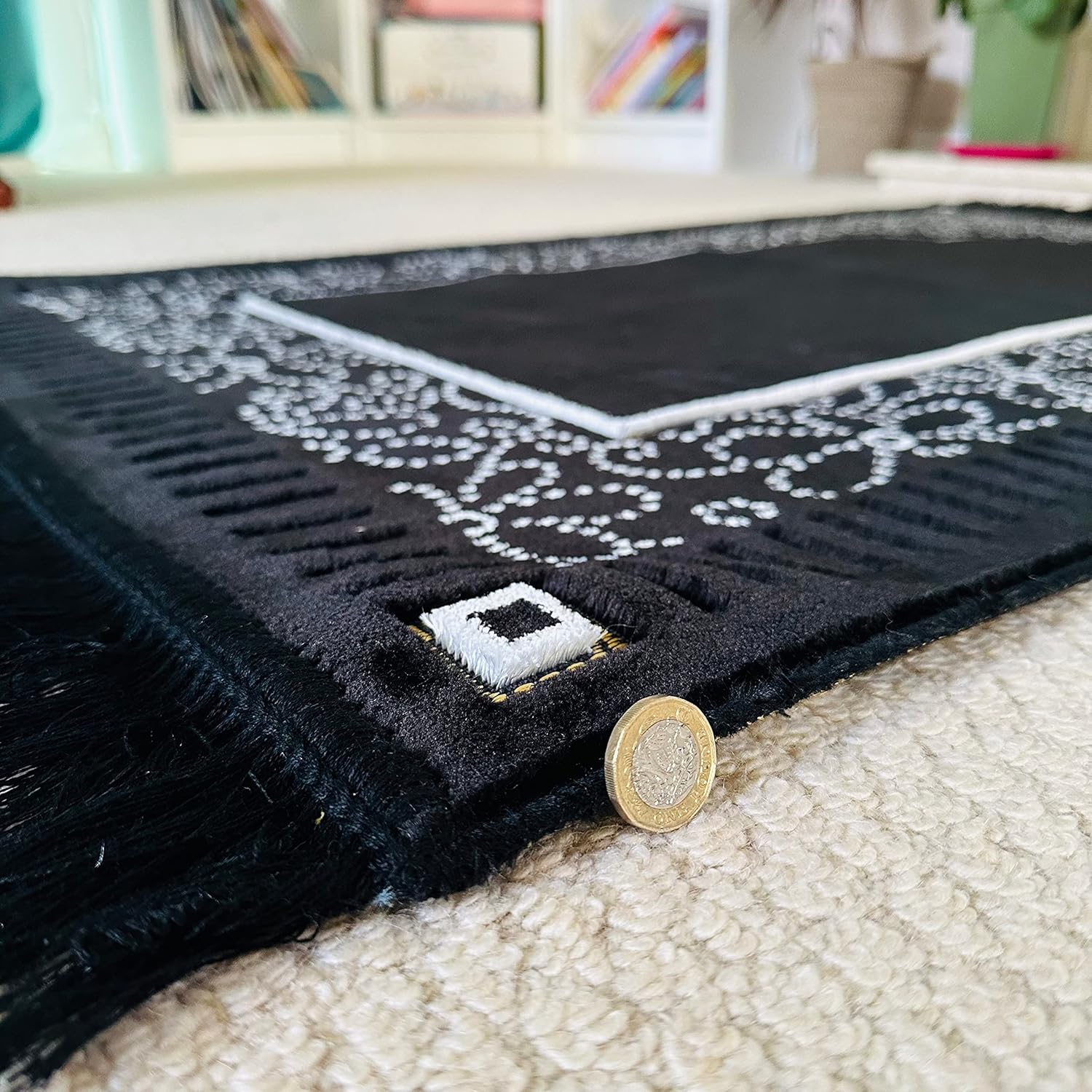 Mihrab – Tapete de oración de terciopelo de lujo original, 26.46 oz de peso, fabricado en Turquía, color negro