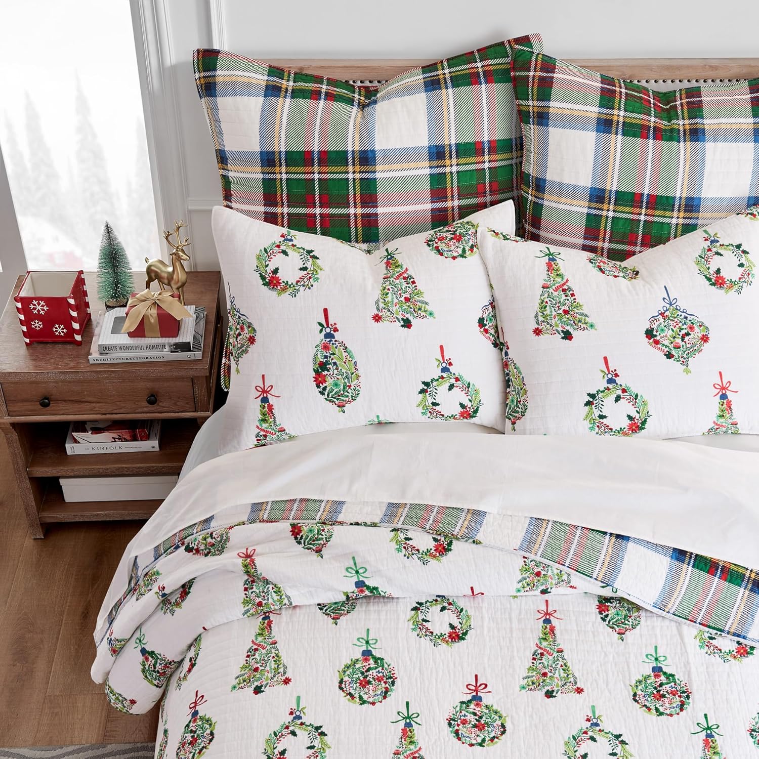Levtex Home – Juego de edredón festivo de adornos – Edredón navideño matrimonialQueen de 88 x 92 pulgadas y dos fundas estándar de 20 x 26 pulgadas