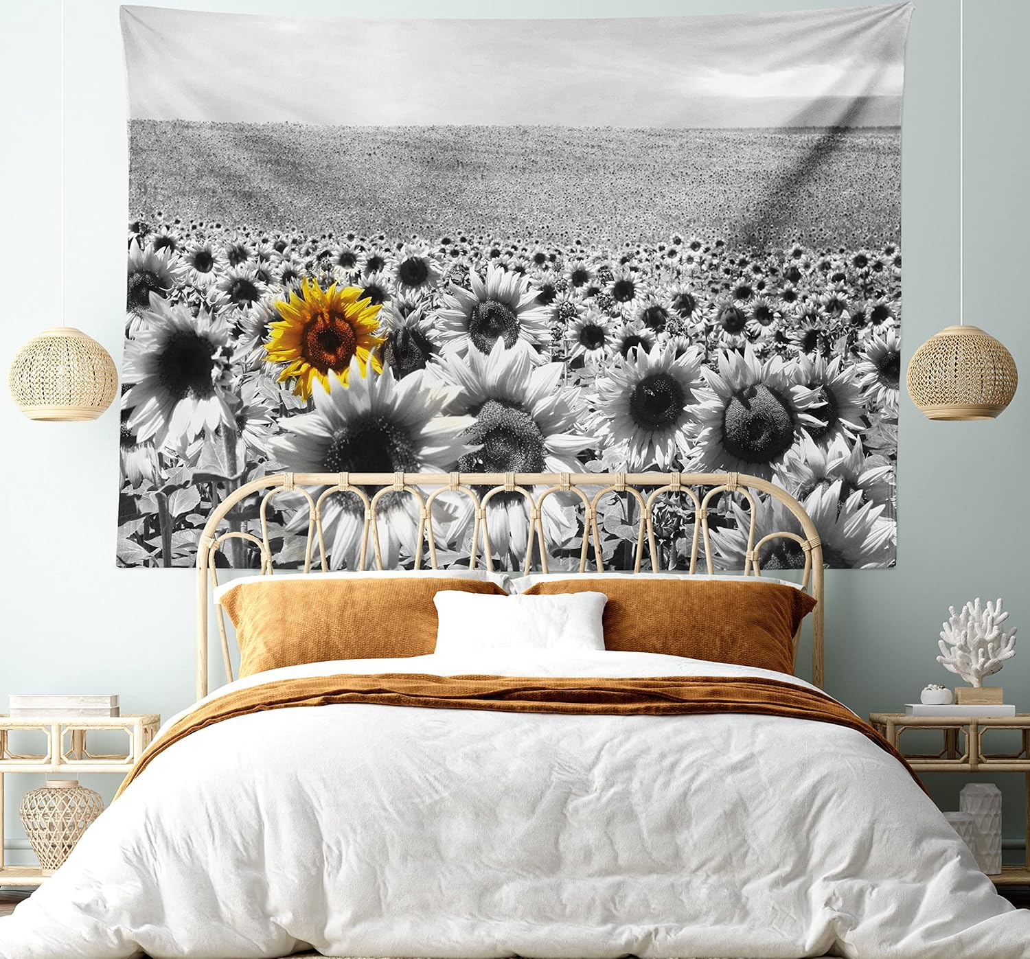 Lunarable Tapiz moderno, campo de girasol, blanco y negro, una sola flor amarilla, paisaje, individualidad, decoración de tela para colgar en la