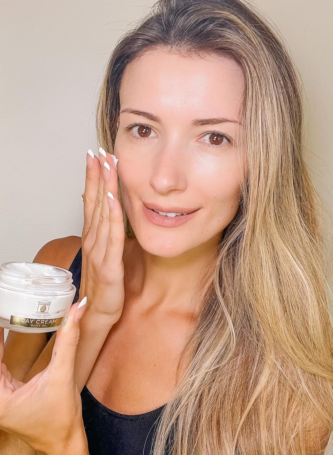 Crema de día antienvejecimiento, enriquecida con aceite de oliva, argán, polifenoles de jugo de uva y ácido hialurónico reticulado, une el agua 50