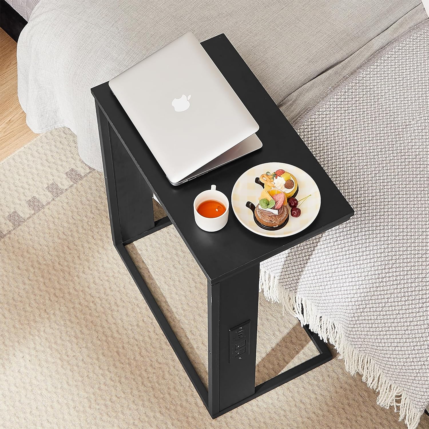 Vagusicc Mesa auxiliar en forma de C con estación de carga, mesa auxiliar pequeña para sofá con salidas y puertos USB para sala de estar,