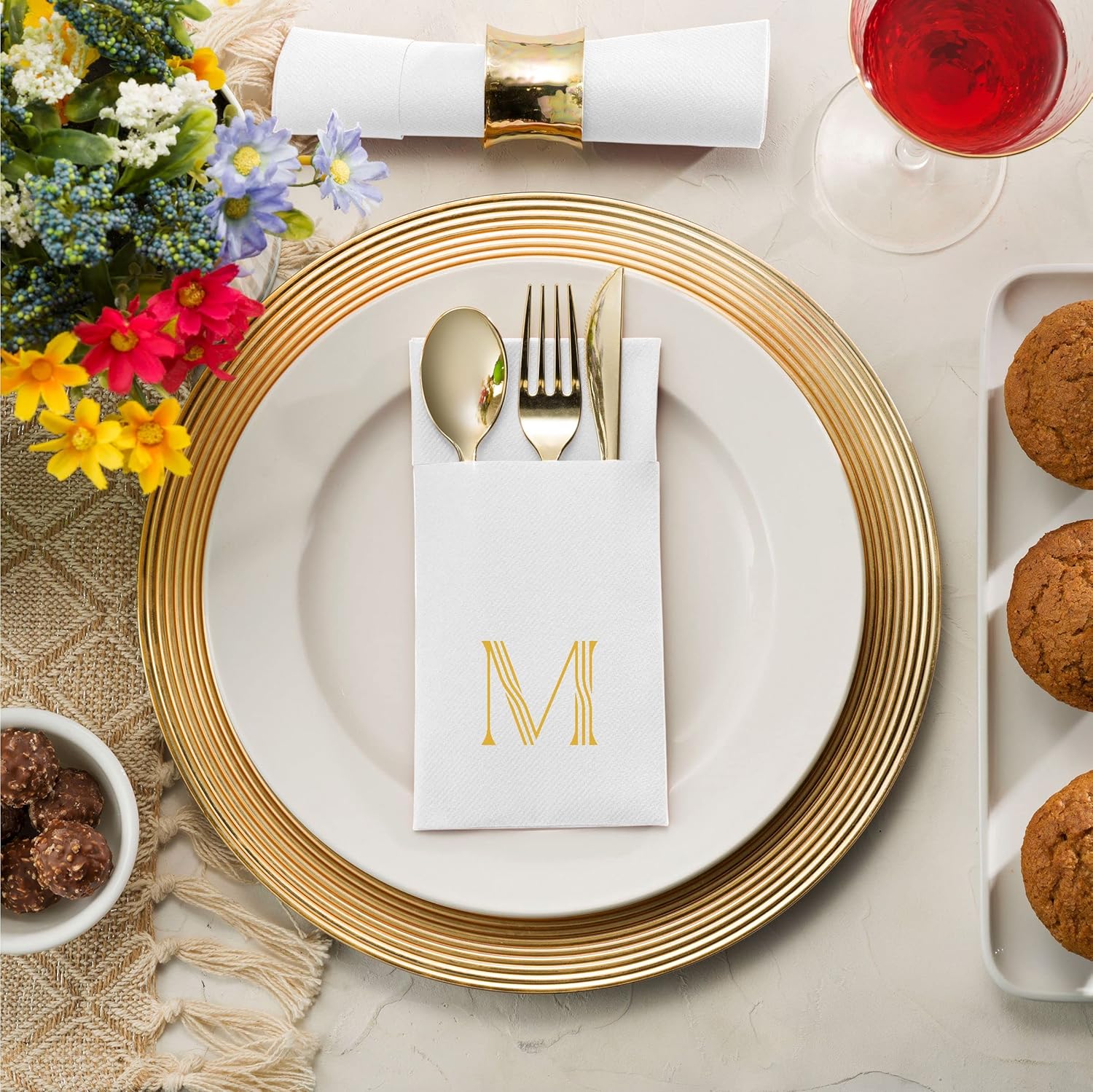Servilletas con monograma con bolsillo para cubiertos, paquete de 50 servilletas desechables de 16 x 16 pulgadas, papel de aluminio dorado con letra
