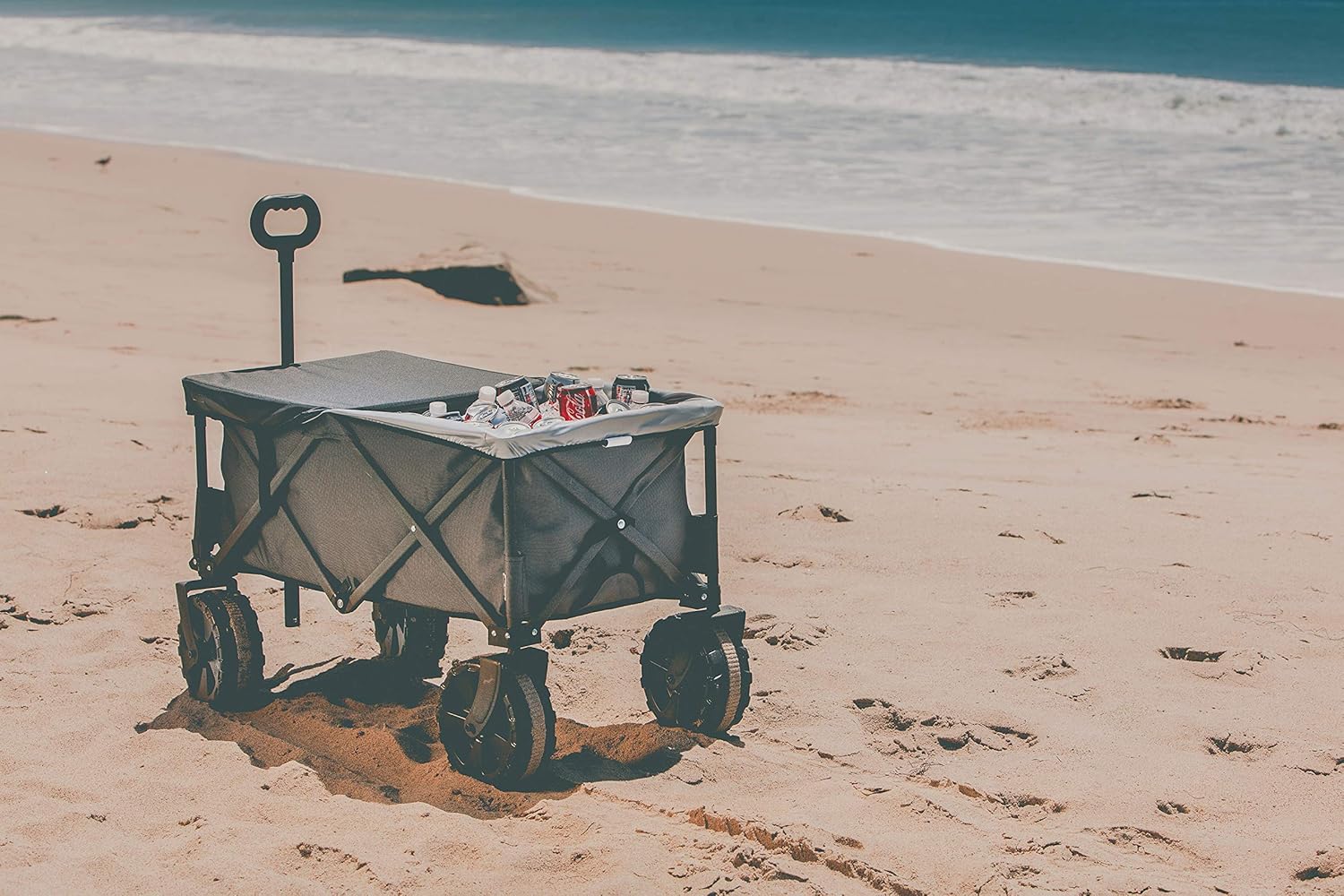 PICNIC TIME NCAA Adventure Wagon Elite – Vagón de playa plegable todo terreno con ruedas grandes, tapa superior de mesa y forro suave para enfriar,