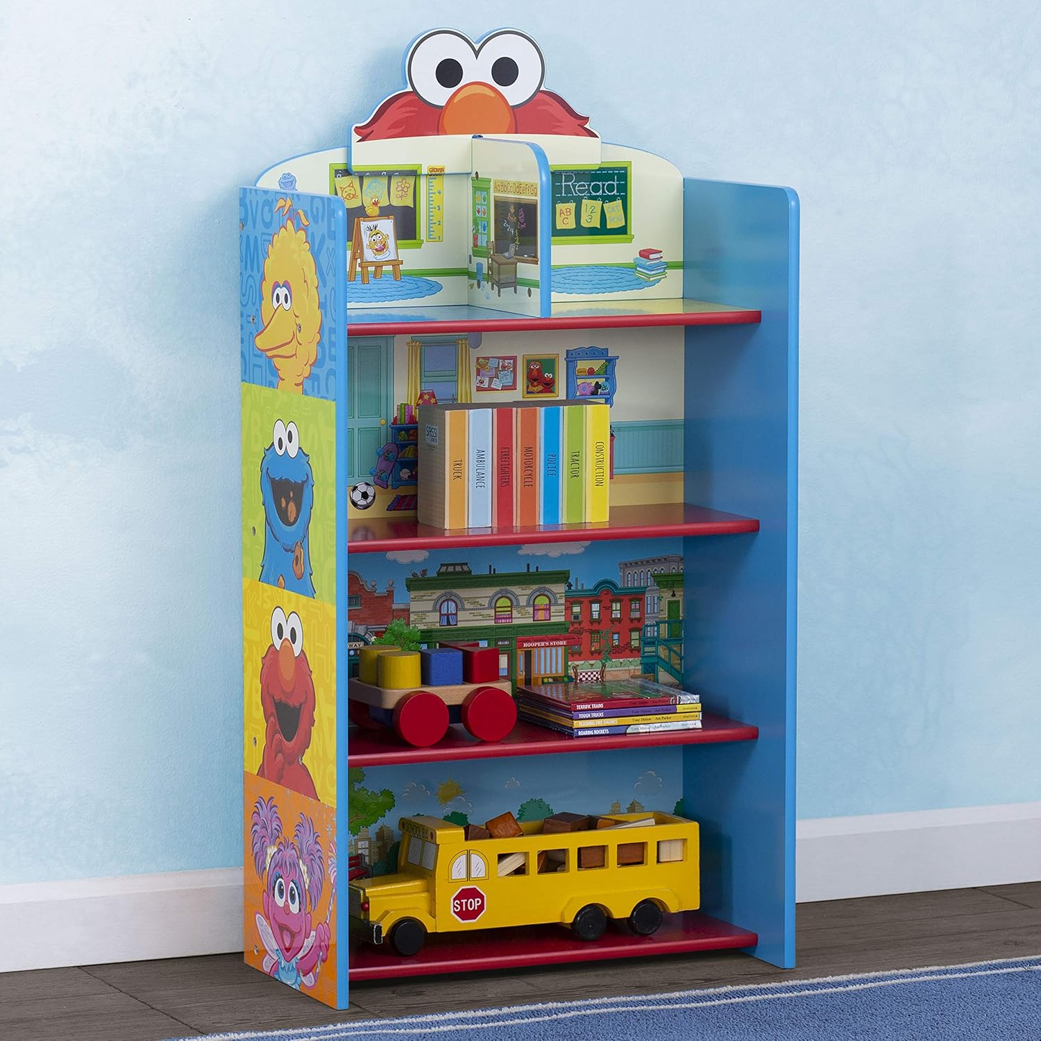 Delta Children Escritorio con silla con contenedor de almacenamiento + estantería de madera de 4 estantes para niños, Plaza Sésamo (paquete)