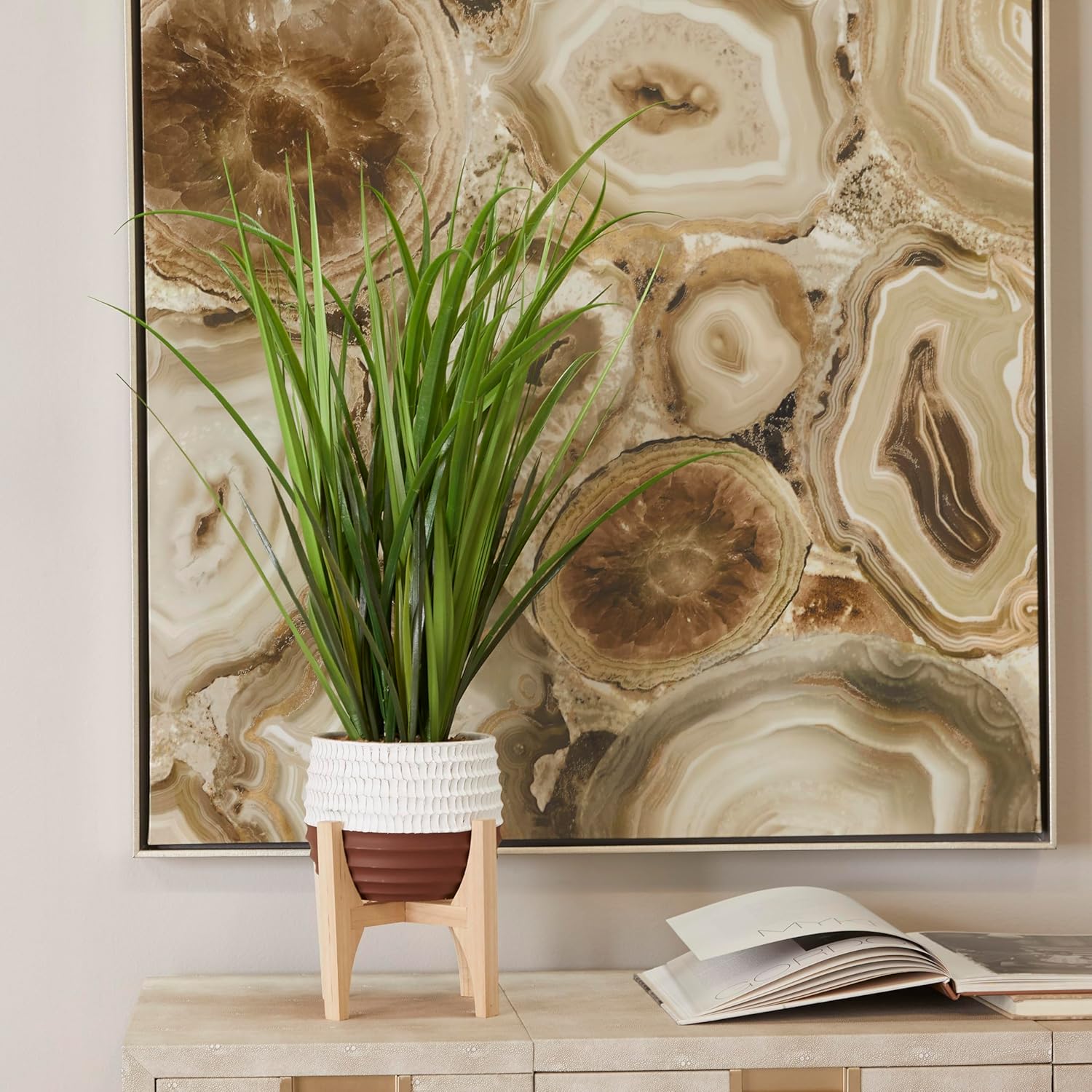 The Novogratz Planta artificial alta de follaje sintético con hojas realistas y maceta de porcelana en soporte de madera, 20 x 8 x 35 pulgadas, verde