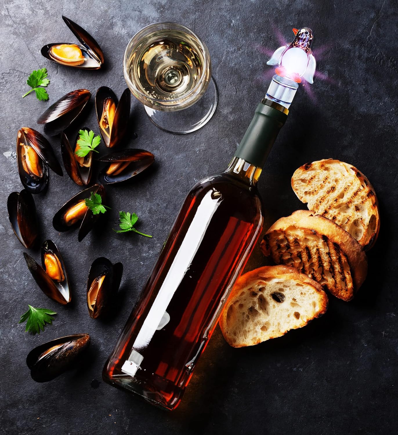 Cheers – Tapón de vino de cristal de pingüino con luces LED cambiantes, elegante tapón de botella de vino multicolor con luces LED multicolor,