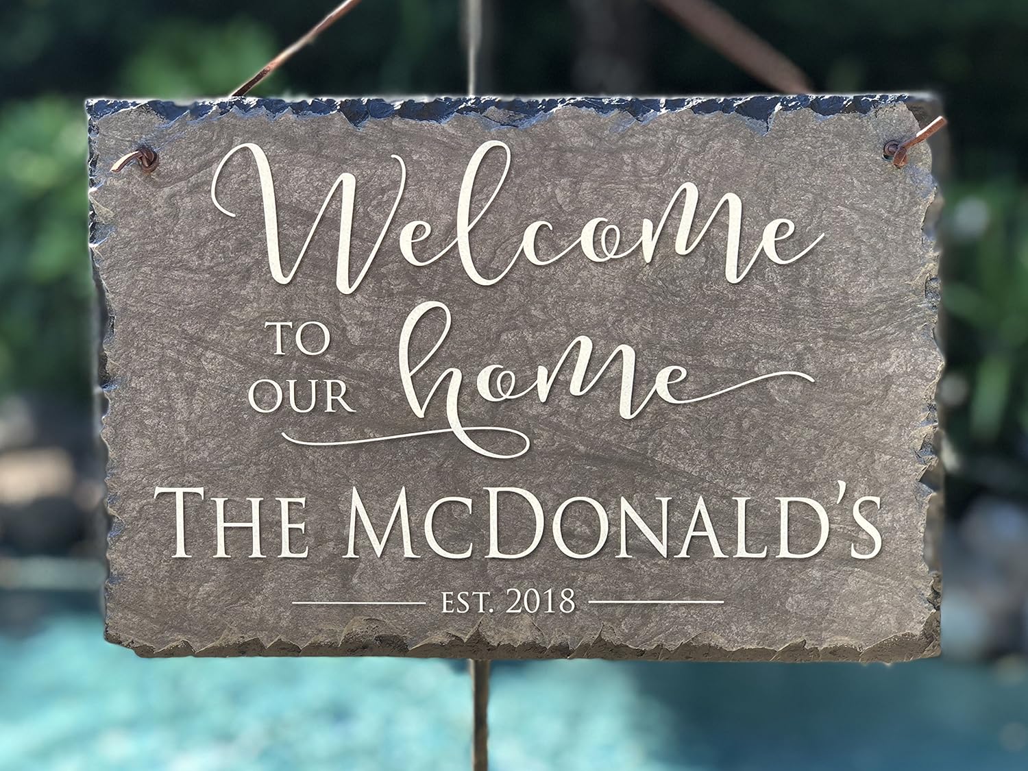 Placa de pizarra bellamente hecha a mano y personalizable (16 x 10 pulgadas o 12 x 8 pulgadas). Mejora el atractivo exterior de tu propiedad con