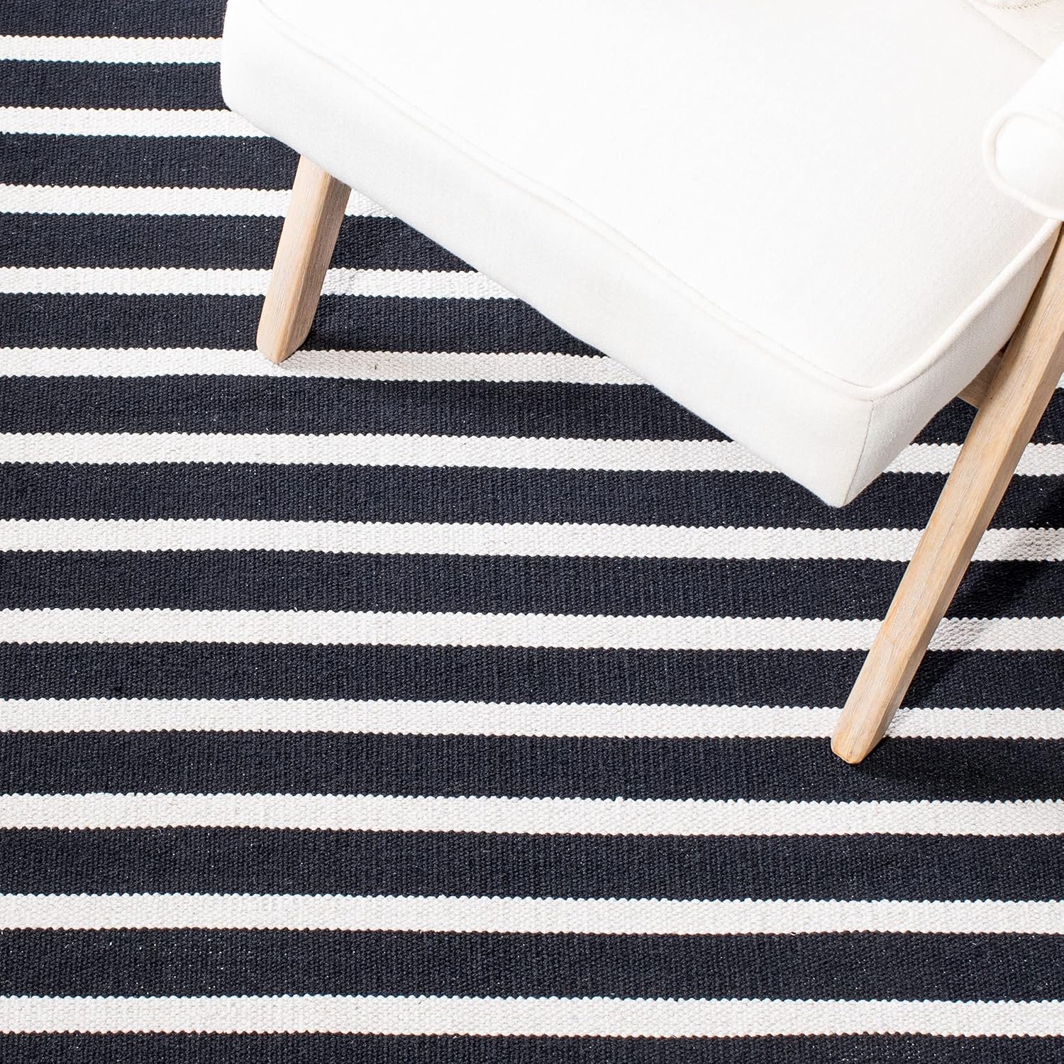SAFAVIEH Montauk Collection – Alfombra de área de 8 x 10 pies, color negro y marfil, tejido plano bohemio hecho a mano de algodón a rayas modernas,