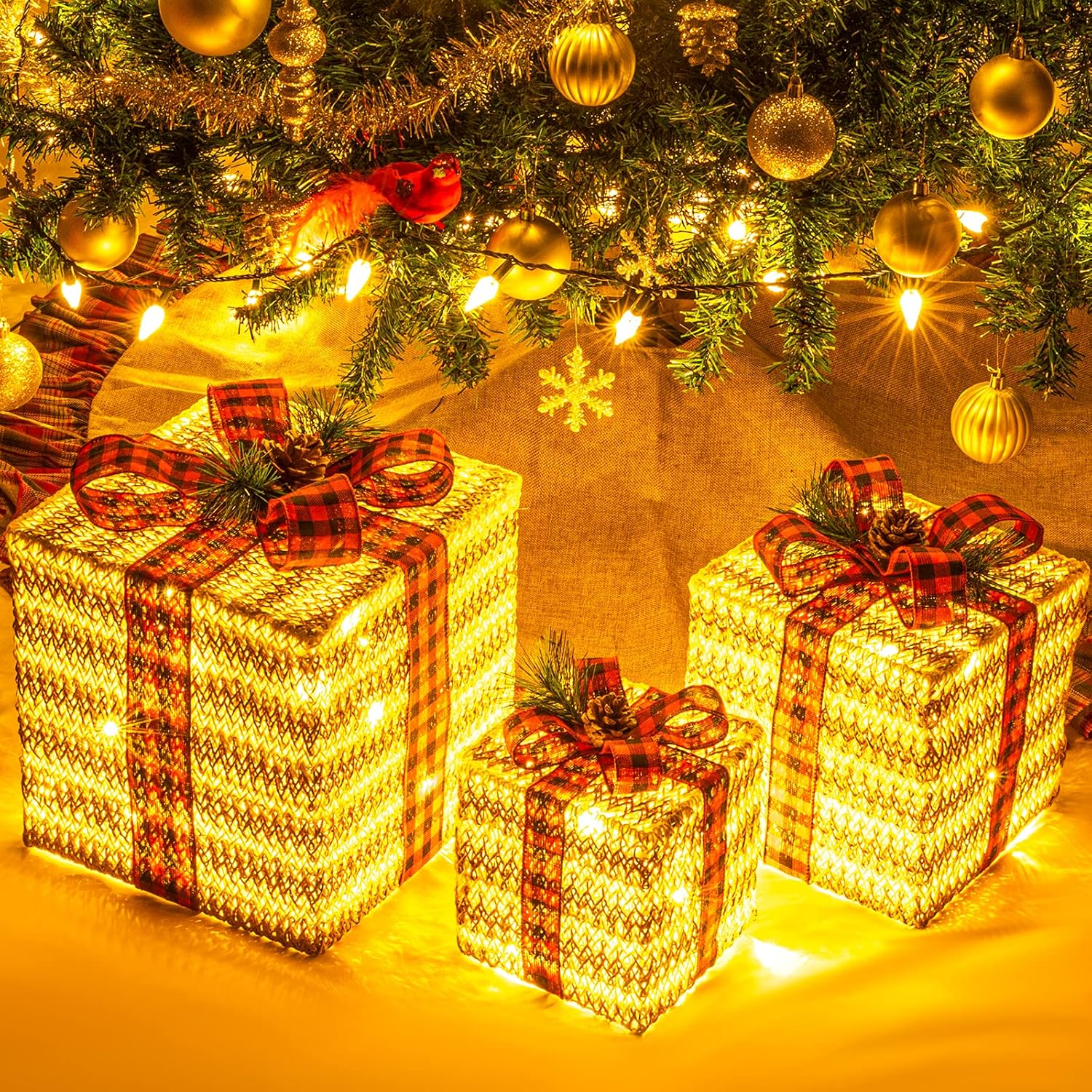 Sunnyglade Juego de 3 cajas de regalo iluminadas de Navidad de 10 a 8 a 6 pulgadas, cajas de decoración con enchufe, lazos, hojas de pino