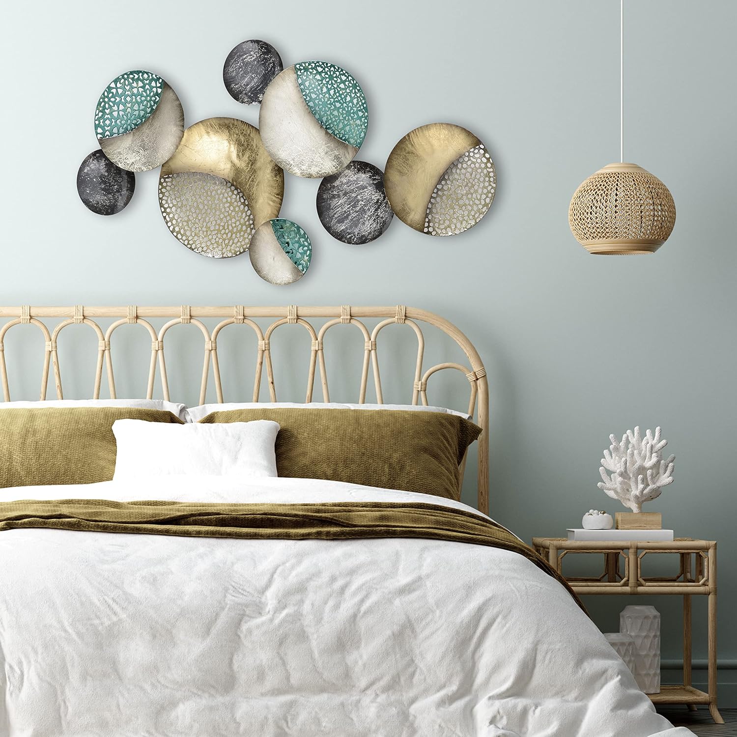 WHW Whole House Worlds MODERNIST HOME Círculos flotantes, arte abstracto de pared de metal, hecho a mano, dorado dorado, negro, blanco y gris