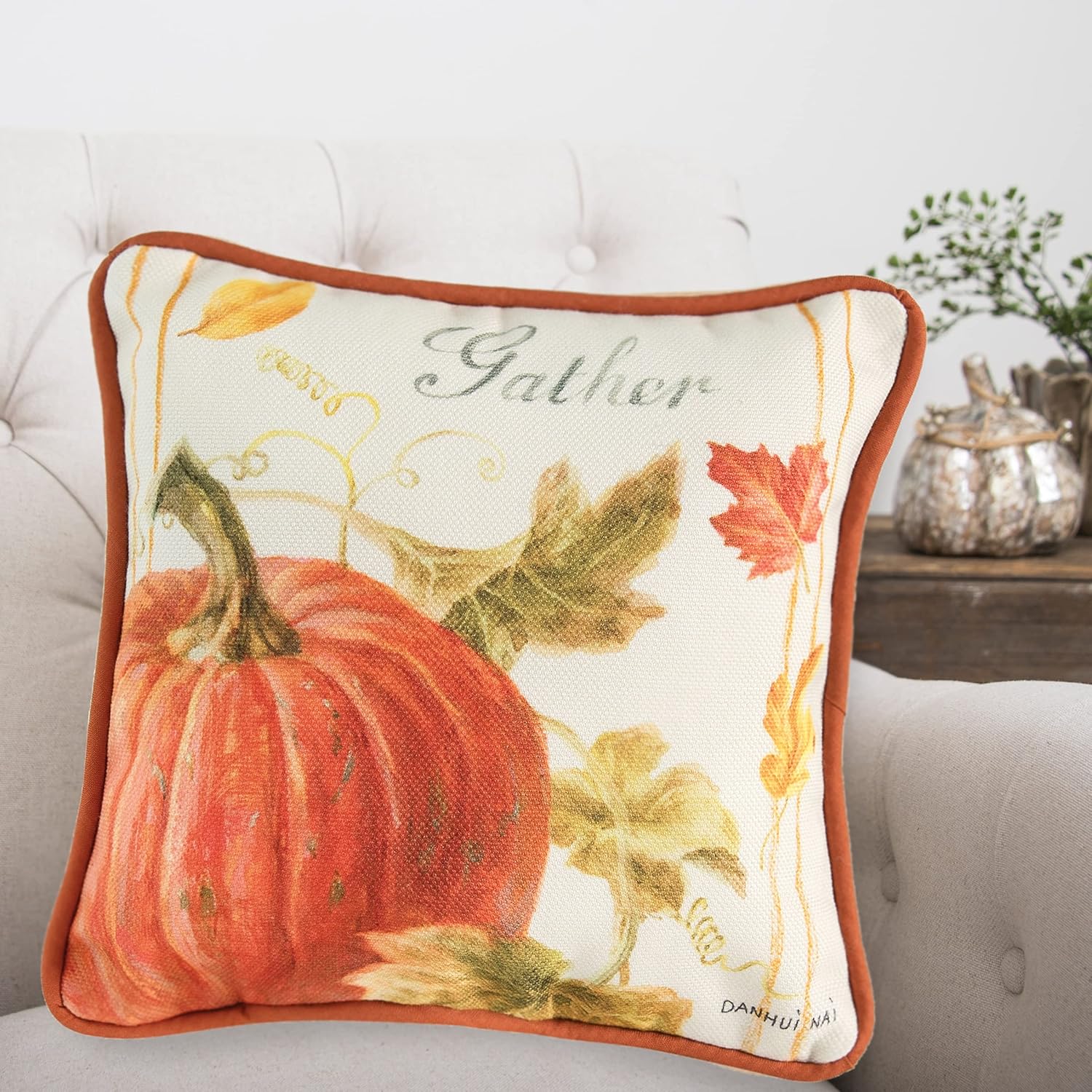 C&F Home 8 x 8 pulgadas, decoración pequeña de calabaza, almohada de cosecha de otoño para sofá o cama, 8 x 8 pulgadas, color marrón