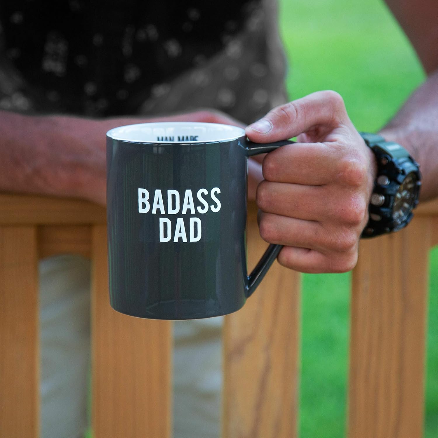 Pavilion Gift Company Badass Dad- Taza de café grande de 18 onzas, color gris oscuro, 18 onzas, color gris