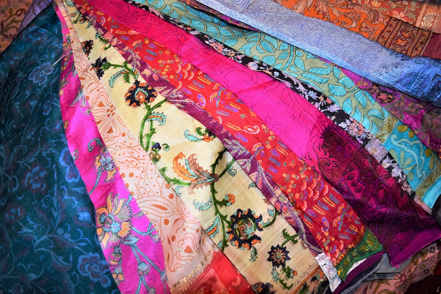 Gran Lote 100% Seda Pura Vintage Sari Tela Remanentes Paquete de Chatarra Acolchado Diario Proyecto por Peso 3.53 oz (por Tamaño 36X36 Pulgadas Cada