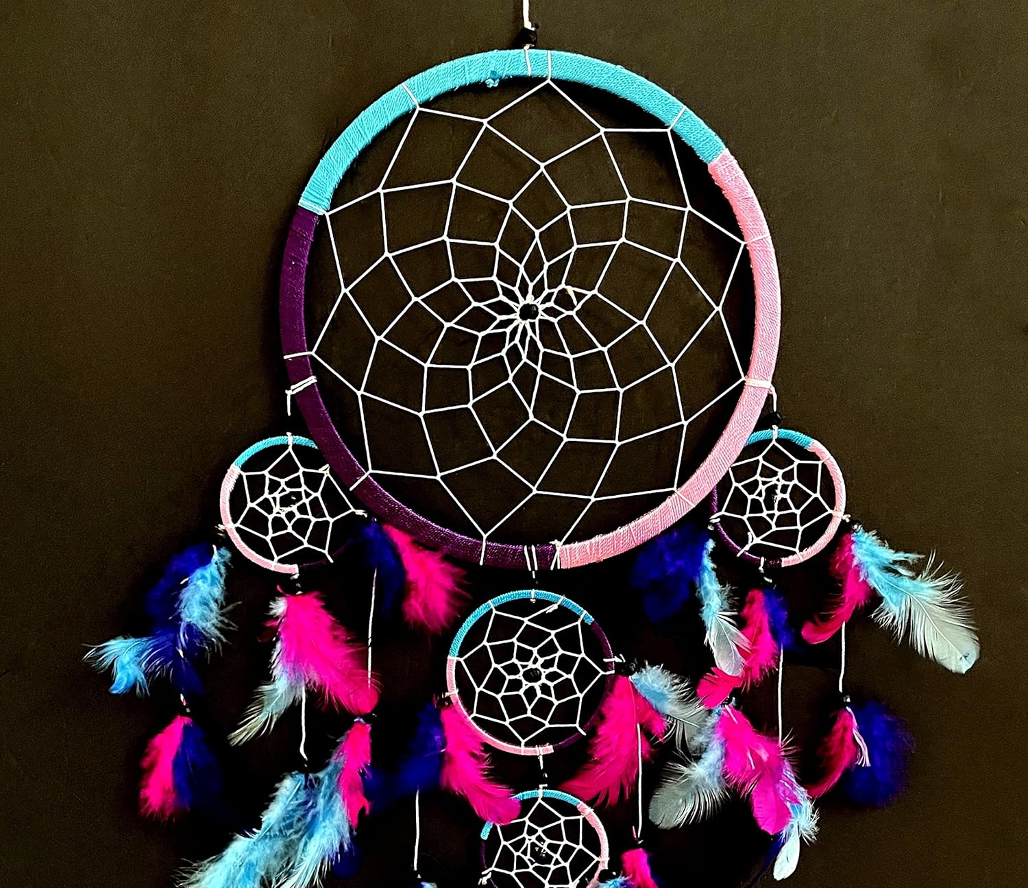 OMA Dream Catcher – Colores tradicionales de teñido anudado turquesa, rosa y morado plumas, 8.5 pulgadas de diámetro y 30 pulgadas de largo (teñido