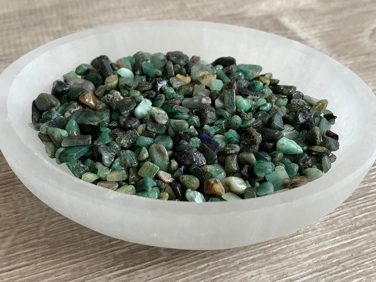 Chips de piedras preciosas semiesmeralda naturales de 0.5 libras, mini cristales triturados de esmeralda, chips de cristal sin perforar (esmeralda)