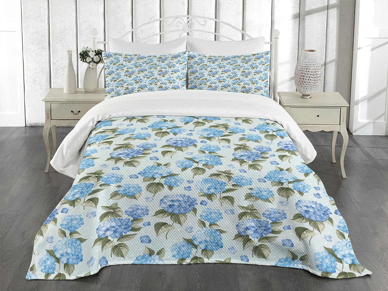 Ambesonne Juego de colcha de flores, flores de hortensias sobre fondo suave, diseño de novia de boda, colcha decorativa de 3 piezas y 2 fundas de