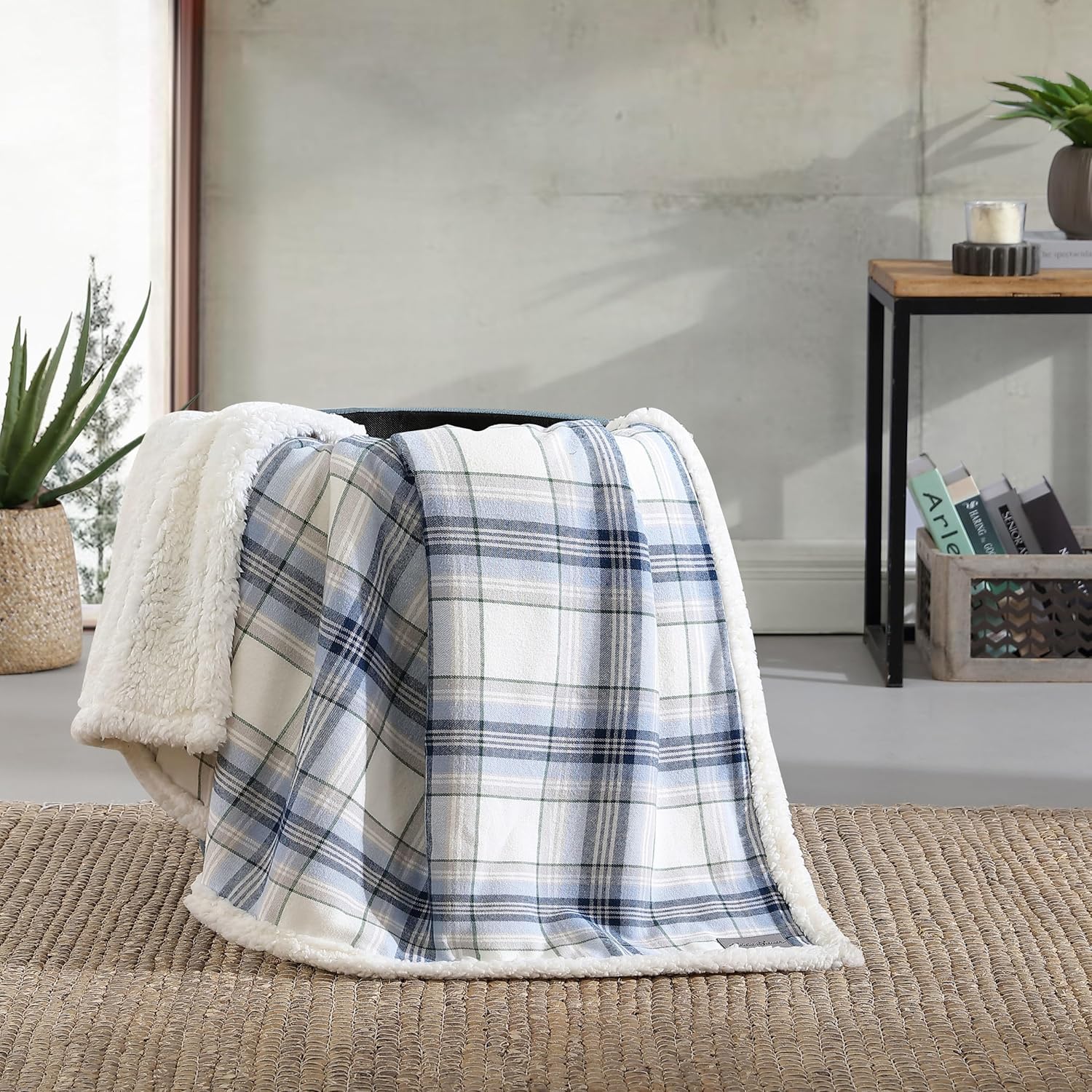 Eddie Bauer Manta decorativa de franela de algodón para el hogar, ropa de cama reversible de sherpa para todas las estaciones, a cuadros, azul