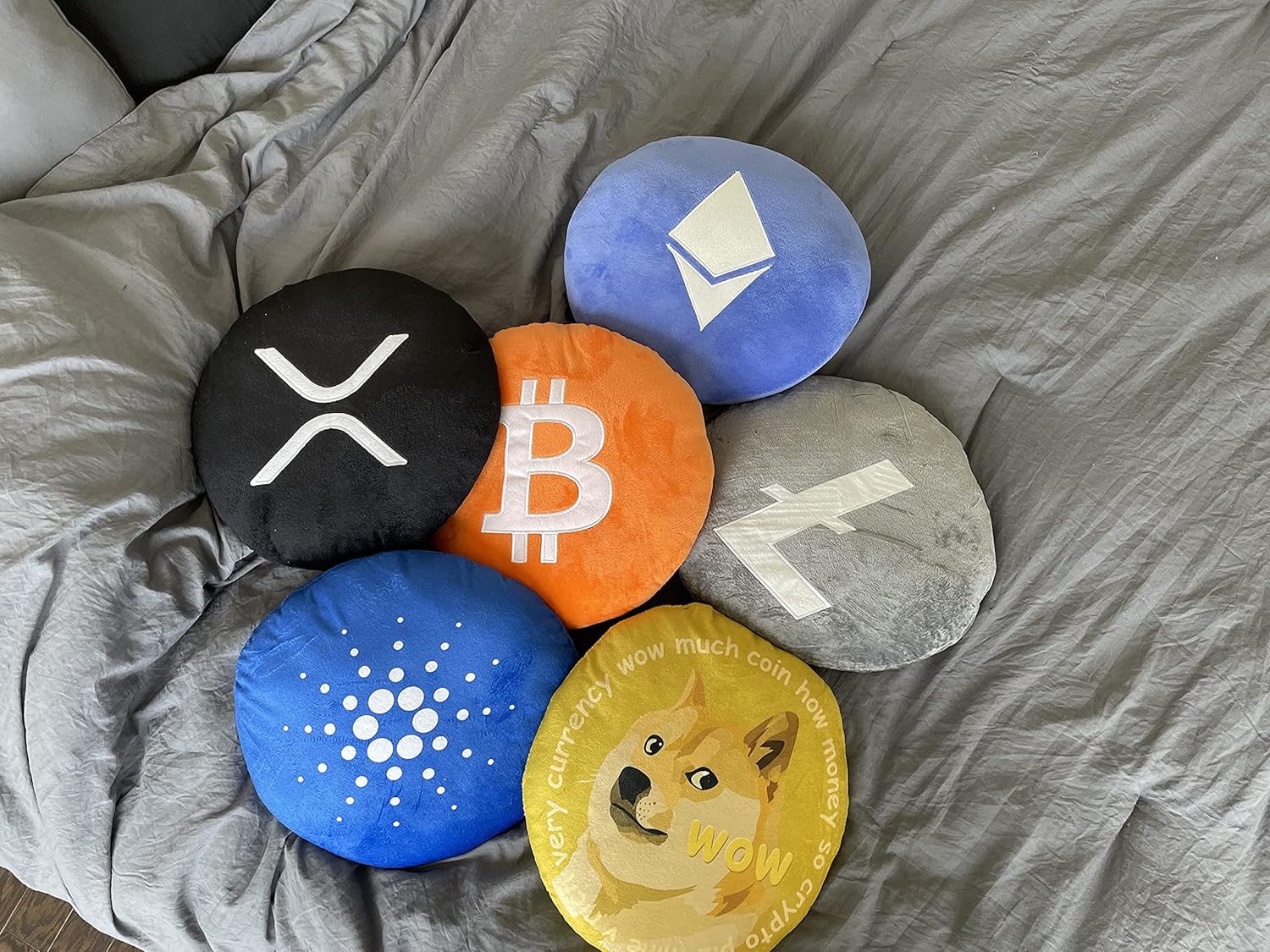 Almohadas Dogecoin  Almohada redonda de peluche criptográfico de BlockCraft.Compra almohada de felpa Doge de 12.6 in