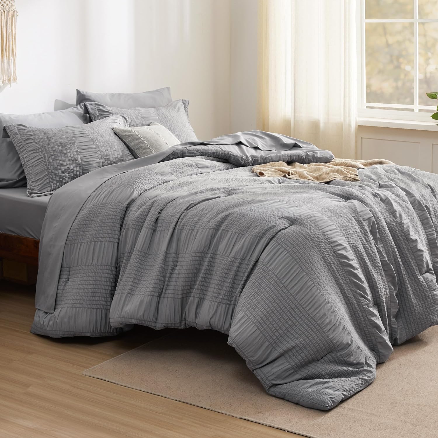 Bedsure Juego de cama King en una bolsa, juego de edredón tamaño King de 7 piezas, juego de ropa de cama de sirsaca a rayas, edredón alternativo
