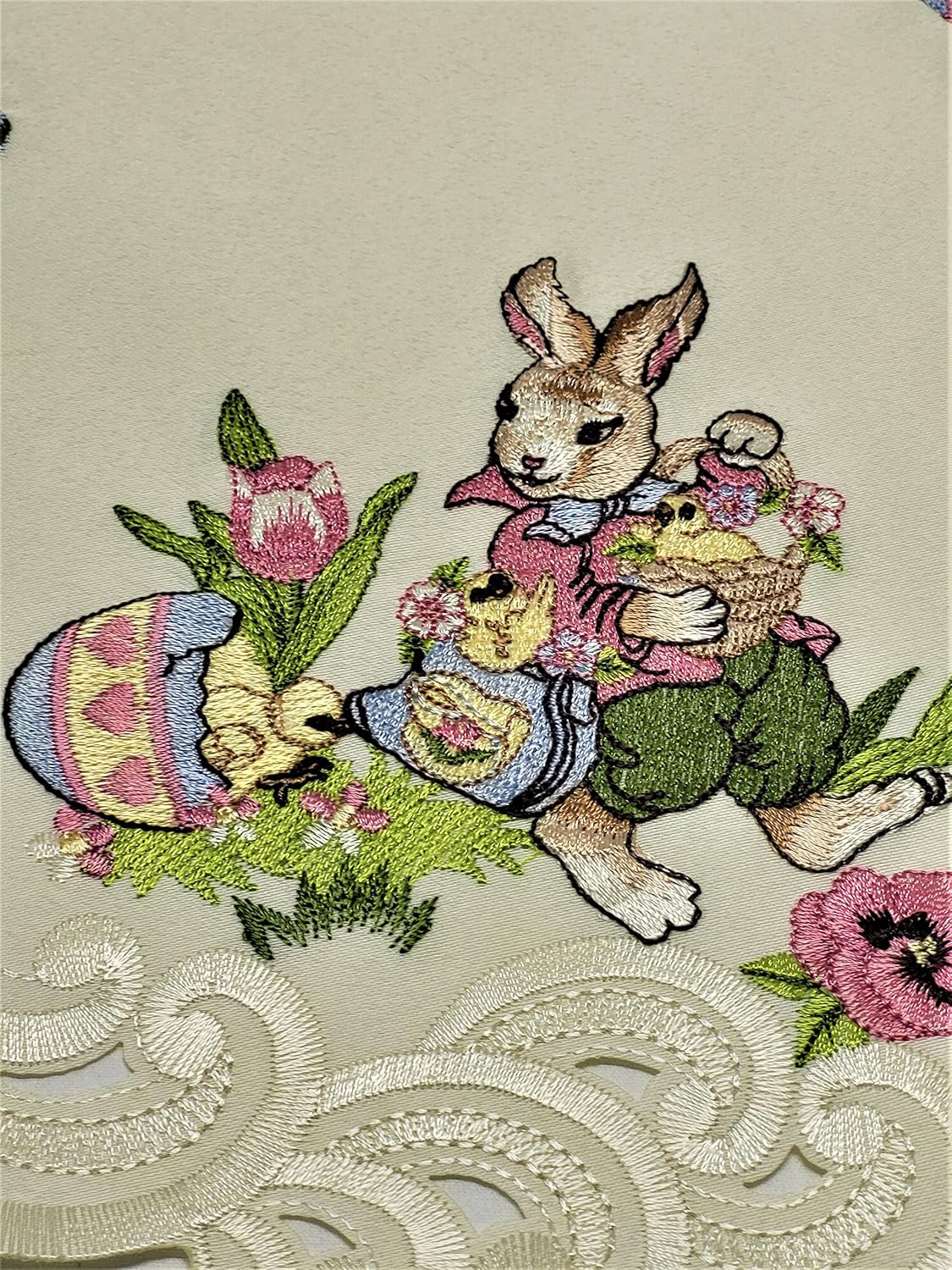 Doily Boutique Mantel de Pascua con conejo de Pascua y huevos sobre marfil, tamaño 34 x 34 pulgadas
